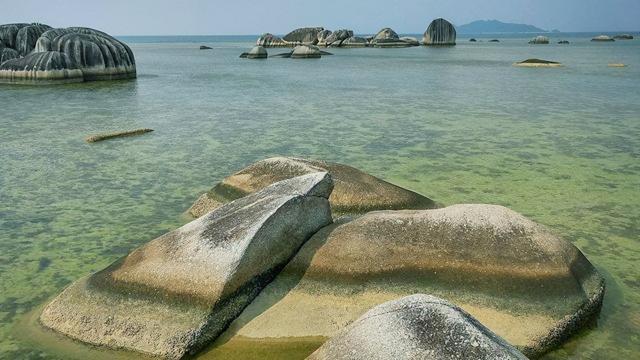 纳土纳群岛，地理位置重要，主权归属印尼，与中国南海相关。，（注，该标题简洁地概括了纳土纳群岛的地理位置重要性，以及其主权归属印尼的现状，同时与中国南海的相关联性进行了简要提及。）-图7